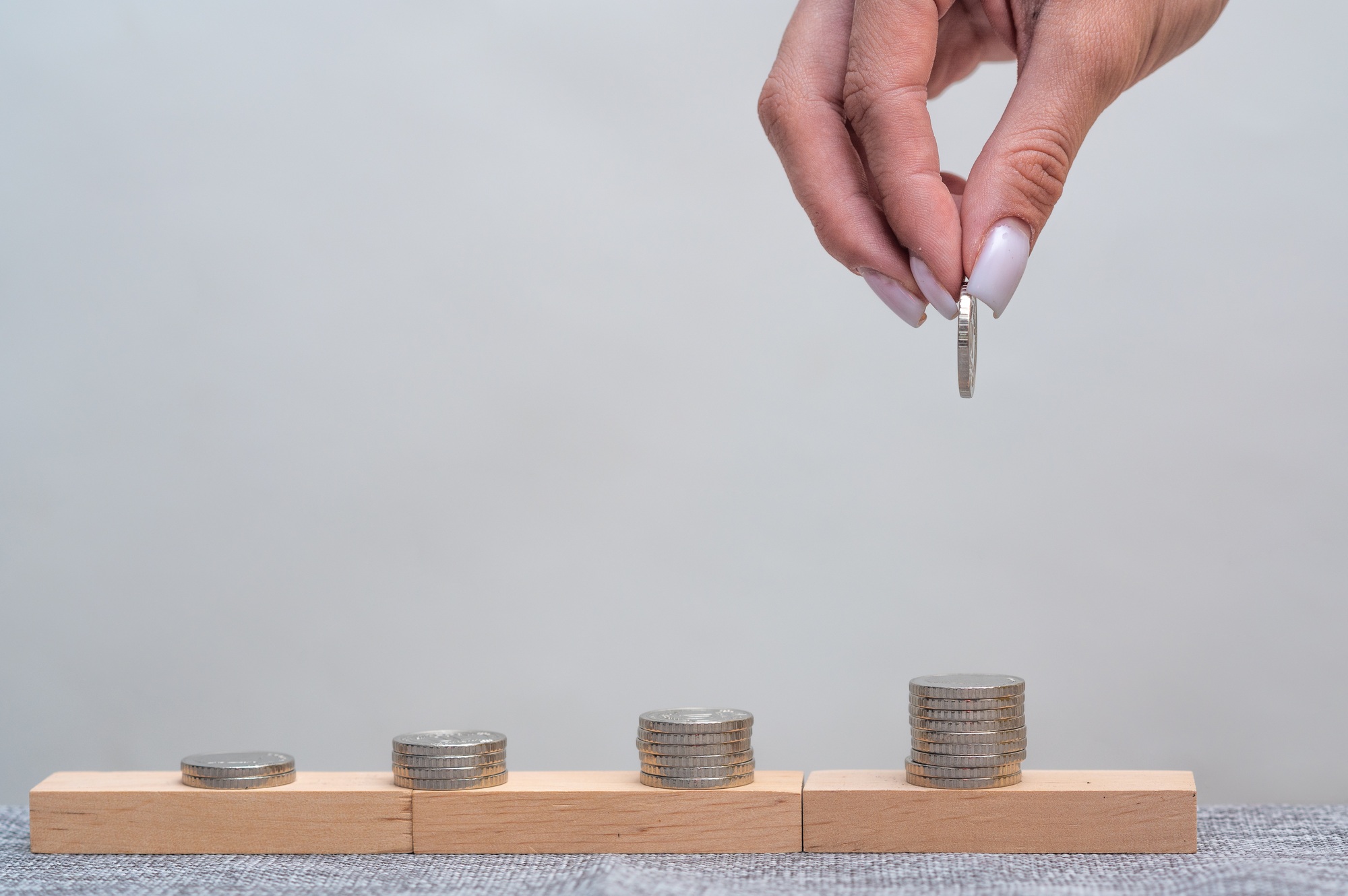 The hand puts money and coins in piles, the amount grows. the concept